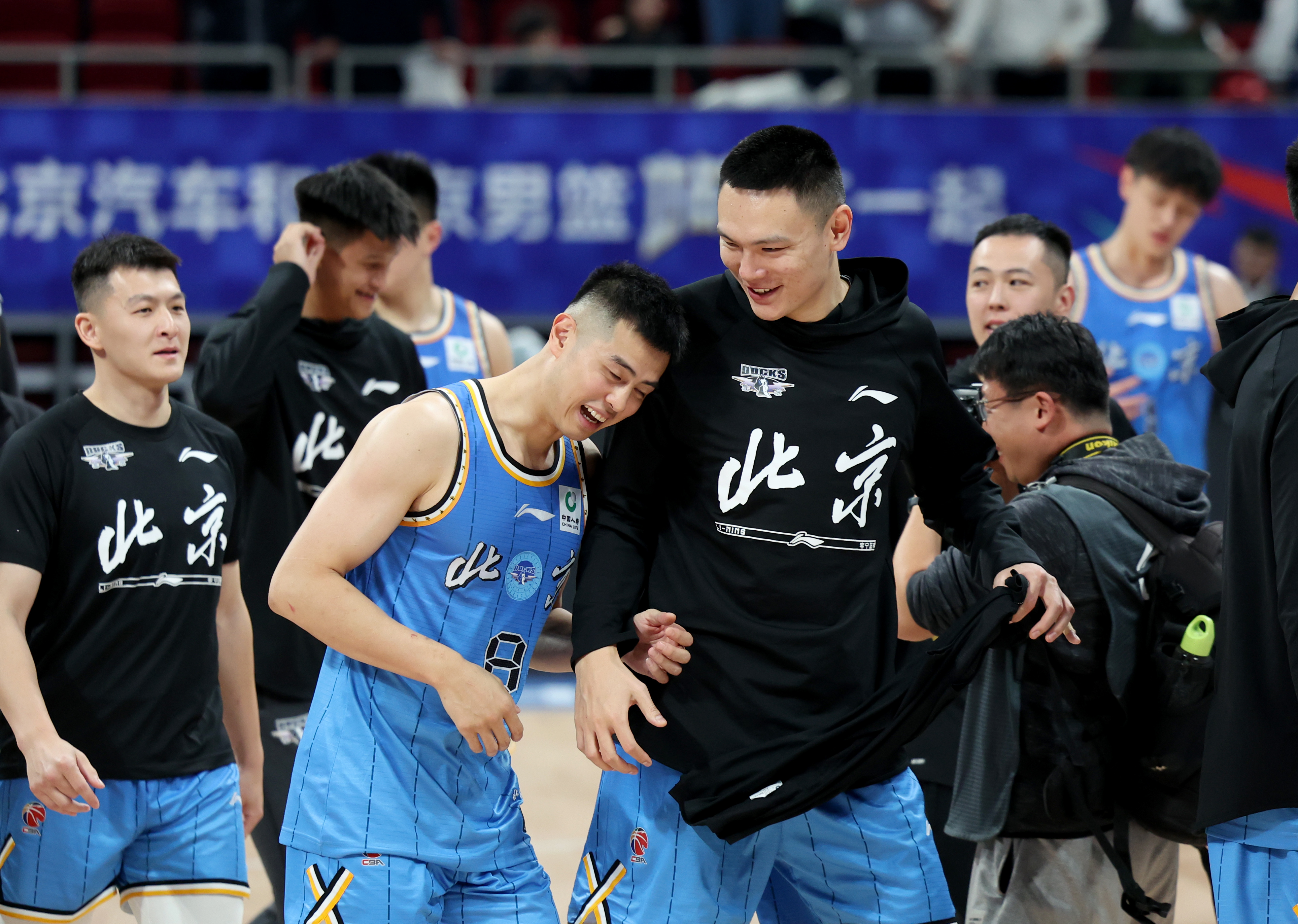 莱万多夫斯基遭遇七连败，TES教练面临压力！